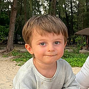 Eden a rejoint le concours — aidez-le/la à gagner de superbes lots ! beach, boy, casual_clothing, child, curious, cute, daylight, forest, greenery, hand, holding_hand, nature, outdoor, person, sand, short_hair, skin, smiling, trees, vacation