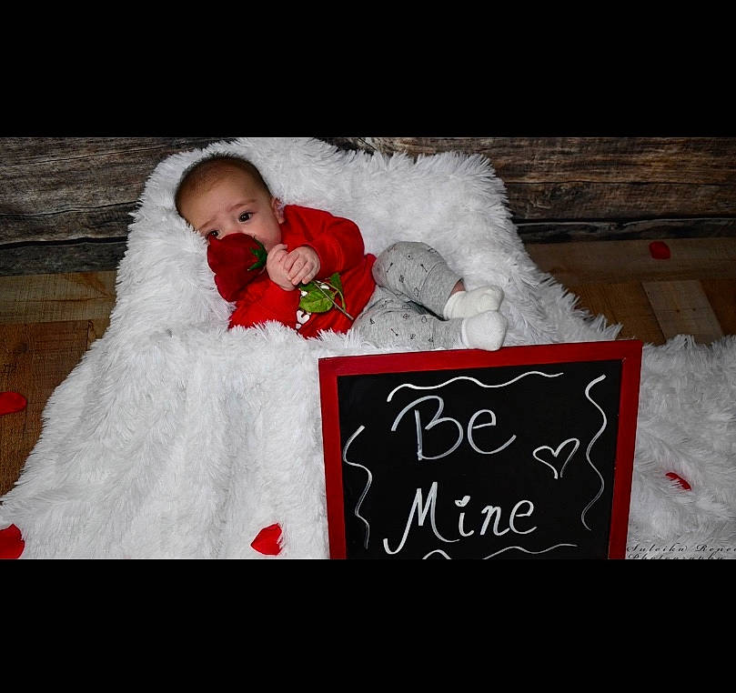 Jon is registered to the contest to win money with this photo: baby, child, christmas, christmas_eve, fictional_character, fur, happy, holiday, love, person, photo_caption, photography, red, santa_claus, smile, snow, toddler, tradition, winter