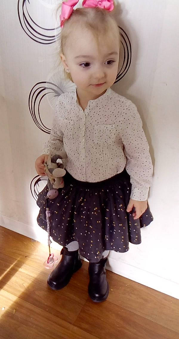 Marléne participe au concours pour gagner de l'argent avec cette photo : baby_toys, blond, boot, brown, clothing, doll, embellishment, fashion_design, fawn, hardwood, joint, laminate_flooring, pattern, person, sleeve, tights, toy, varnish, waist, wood_flooring