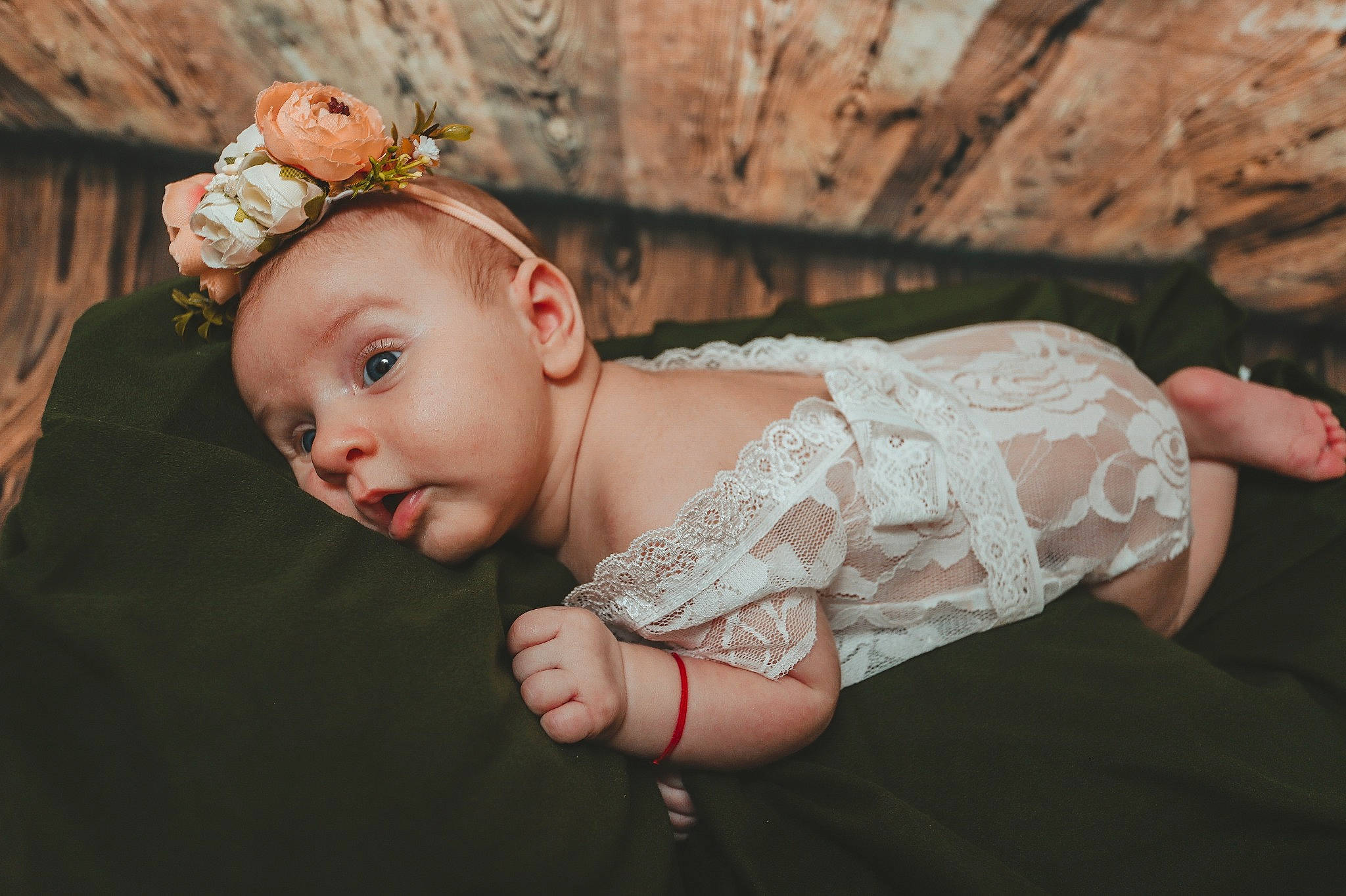 Céline participe au concours pour gagner de l&#x27;argent avec cette photo : baby, baby_toddler_clothing, embellishment, eye, flash_photography, grass, hair_accessory, hand, happy, head, headband, headgear, headpiece, human_body, iris, jewellery, leaf, person, skin, toddler