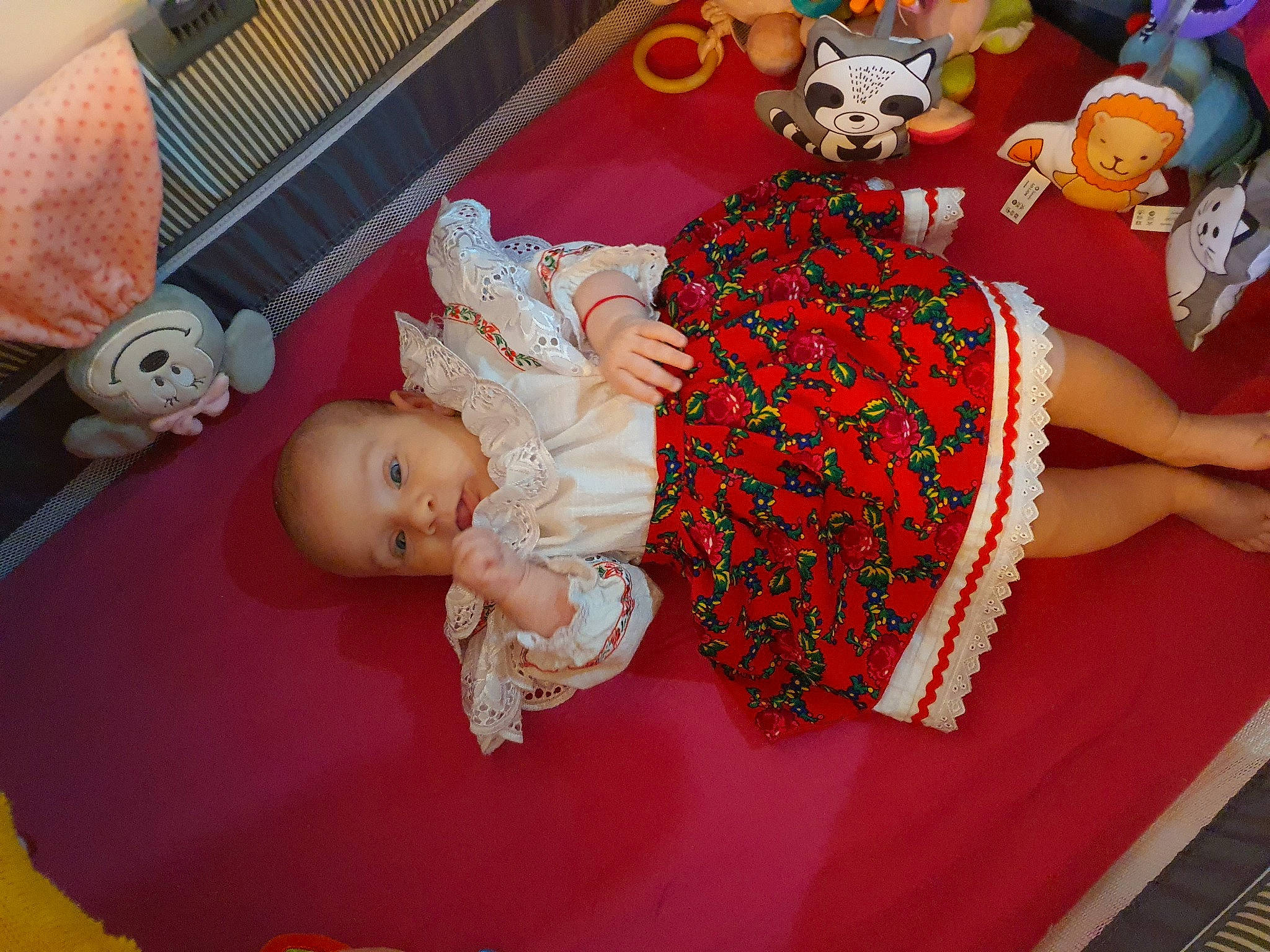 Céline a rejoint le concours — aidez-le/la à gagner de superbes lots ! baby, baby_toys, child, comfort, couch, doll, fawn, flooring, linens, orange, pattern, person, pink, red, room, sitting, stuffed_toy, textile, toddler, toy