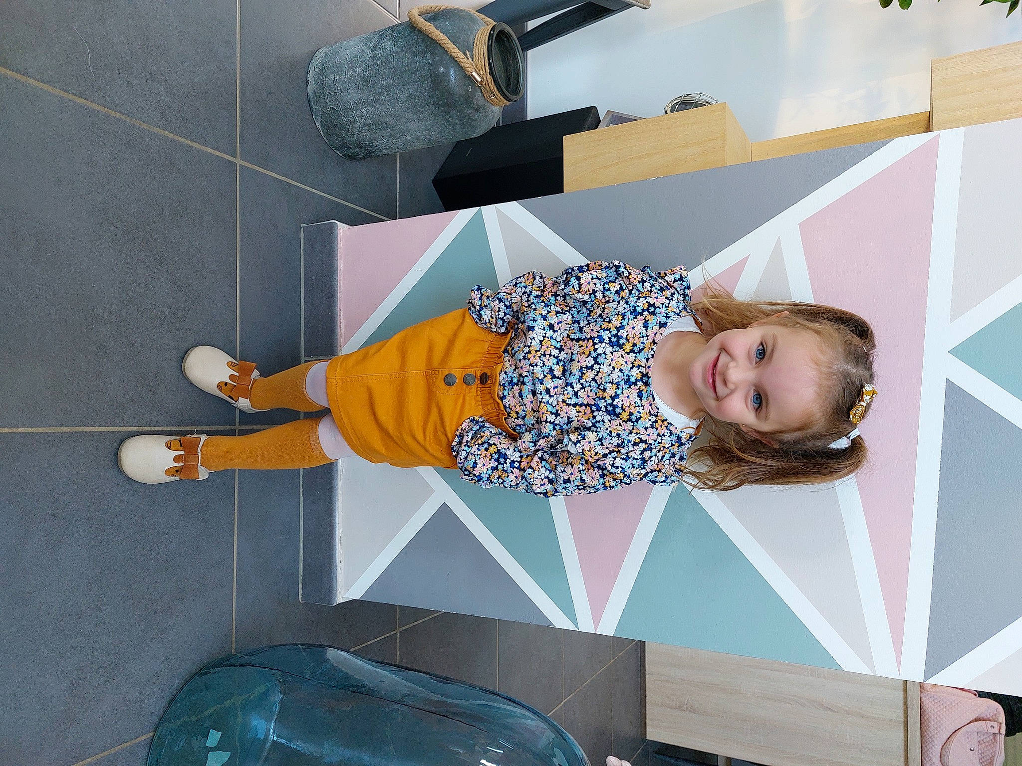 Maëlia a rejoint le concours — aidez-le/la à gagner de superbes lots ! baby, baby_toddler_clothing, bumper, child, flooring, fun, happy, joy, leisure, pattern, person, room, smile, toddler, trunk, vehicle_door