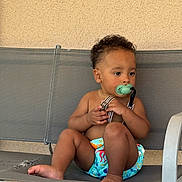 Issa a rejoint le concours — aidez-le/la à gagner de superbes lots ! baby, bare_chest, barefoot, bench, casual, child, curly_hair, cute, diaper, gray_bench, indoor, pacifier, person, sitting, skin, striped_strap, texture_wall, thoughtful, toddler, worn_out