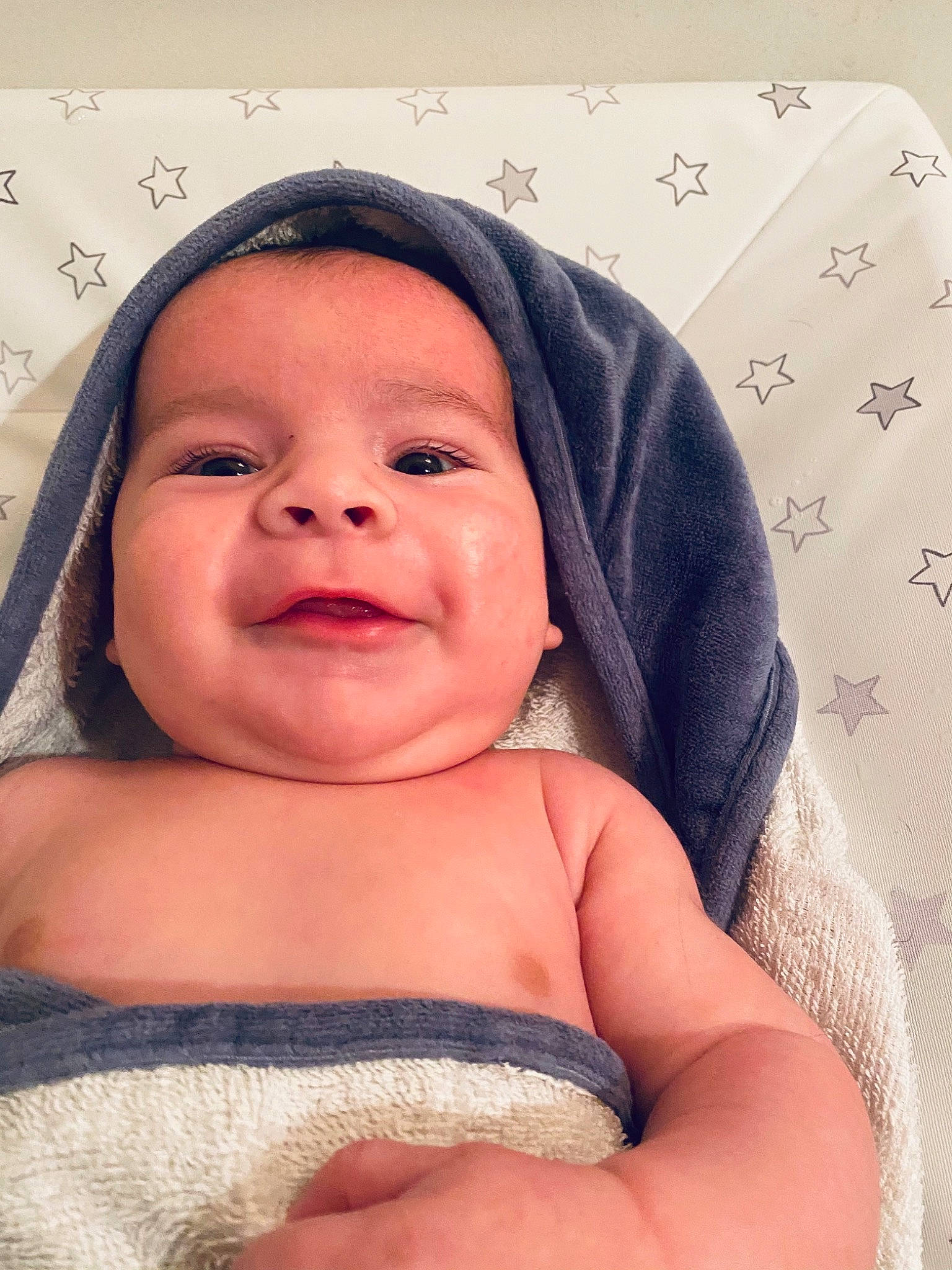 Ayden participe au concours pour gagner de l'argent avec cette photo : baby, baby_toddler_clothing, cheek, chin, comfort, eyebrow, face, finger, gesture, happy, hat, headgear, headwear, iris, lip, mouth, nose, person, skin, smile