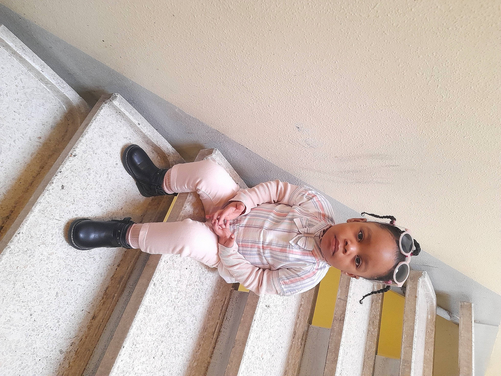 Layana a rejoint le concours — aidez-le/la à gagner de superbes lots ! baby, baby_products, baby_safety, baby_toddler_clothing, child, comfort, flooring, foot, happy, hardwood, human_leg, knee, metal, pattern, person, sandal, sleeve, sock, thigh, toddler