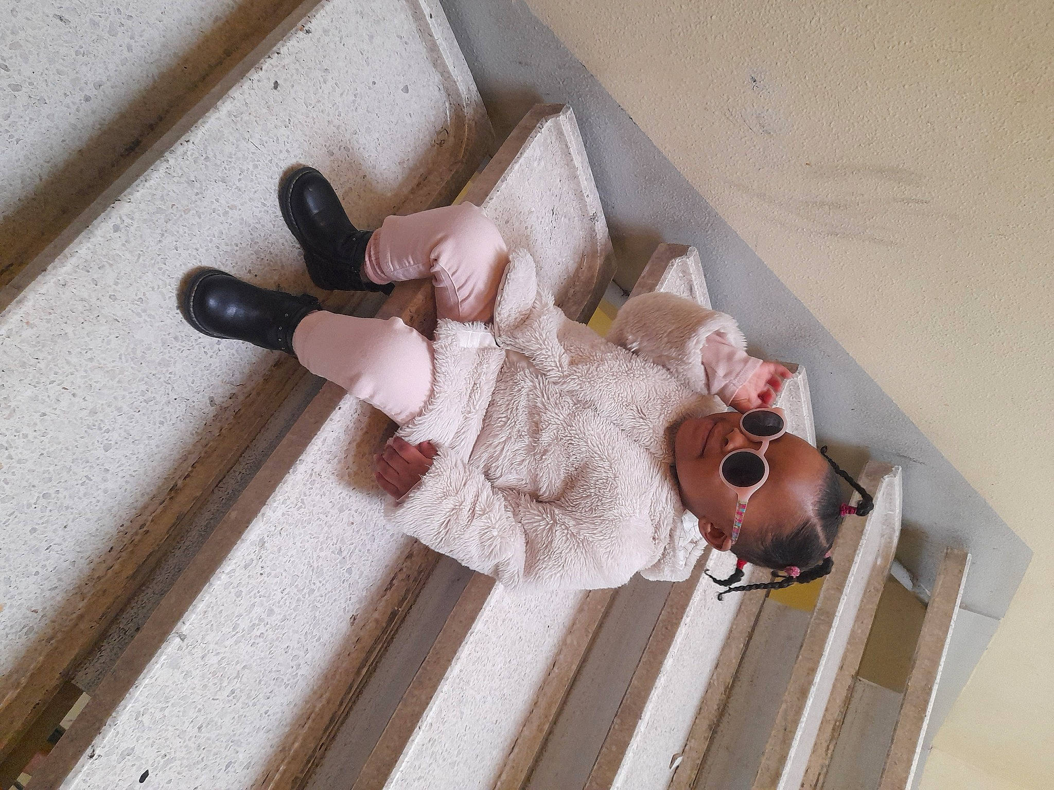 Layana participe au concours pour gagner de l'argent avec cette photo : ceiling, fashion_accessory, fashion_design, flooring, hardwood, human_leg, linens, paper, paper_product, pattern, peach, person, petal, room, sandal, textile, thigh, toy, twig, wood