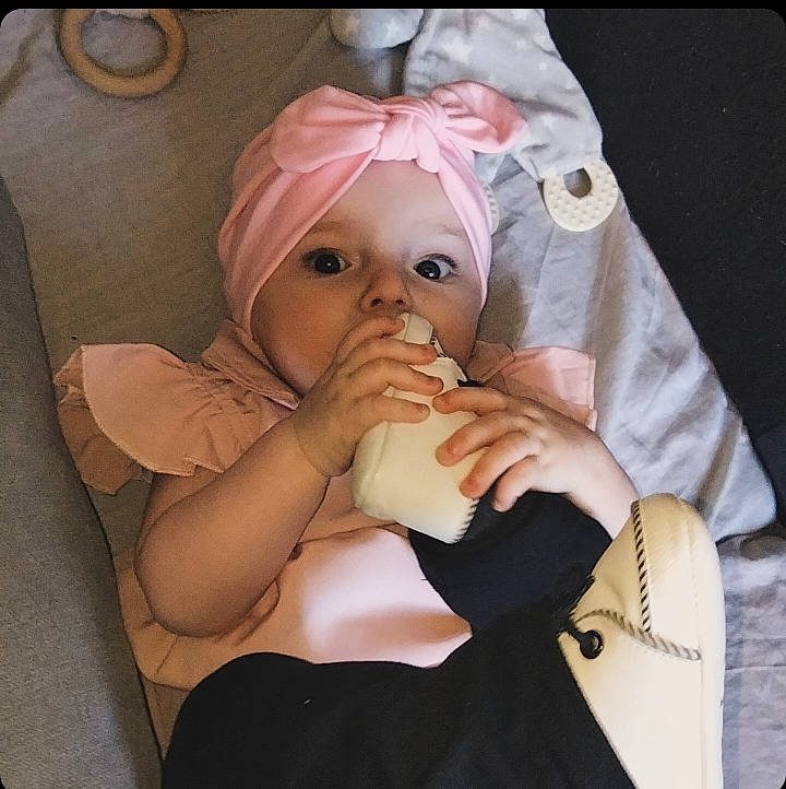 Lyana a rejoint le concours — aidez-le/la à gagner de superbes lots ! baby, baby_products, chair, cheek, comfort, eye, eyebrow, eyelash, fashion_accessory, finger, gesture, headpiece, headwear, human_body, lip, mouth, nail, person, sitting, thumb
