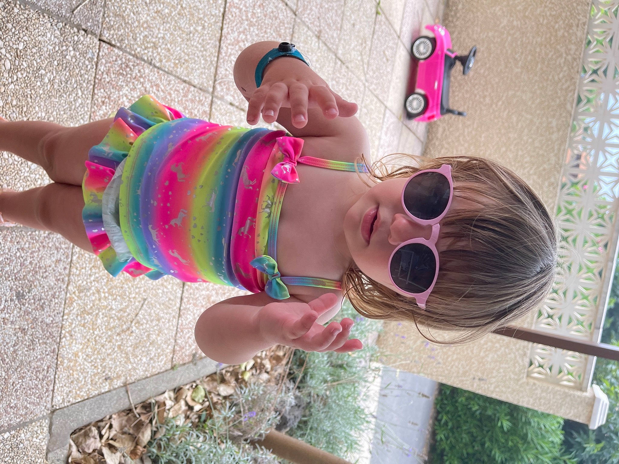 Ceiyana participe au concours pour gagner de l'argent avec cette photo : abdomen, eyewear, fashion_accessory, fun, grass, happy, human_leg, jewellery, leisure, magenta, pattern, person, pink, sandal, smile, summer, thigh, trunk, vacation, wood