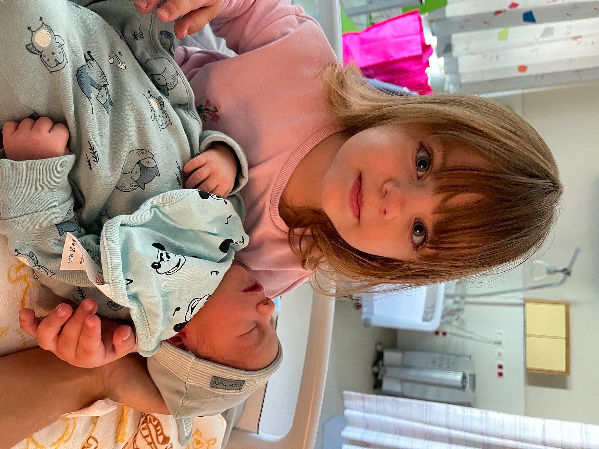 Ceiyana a rejoint le concours — aidez-le/la à gagner de superbes lots ! baby, baby_toddler_clothing, baseball_cap, cap, cheek, child, comfort, ear, eyelash, face, fun, hair_coloring, happy, hat, headwear, mouth, people, person, room, skin