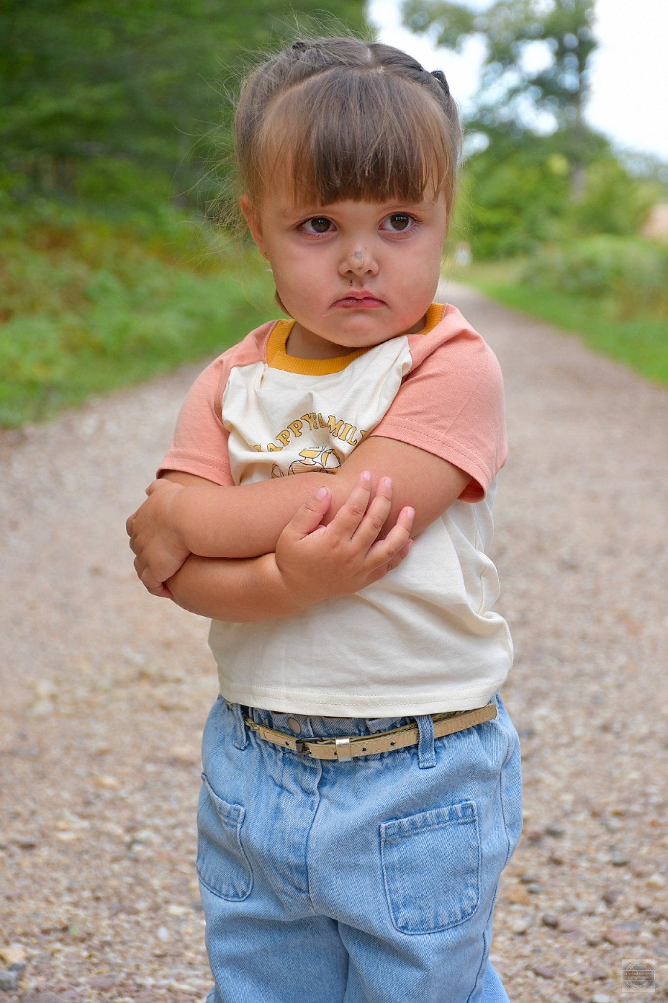 Lonny a rejoint le concours — aidez-le/la à gagner de superbes lots ! arm, baby, baby_toddler_clothing, clothing, face, gesture, grass, grass_family, hand, happy, head, human_body, jeans, people_in_nature, person, plant, shoulder, toddler, tree, trunk