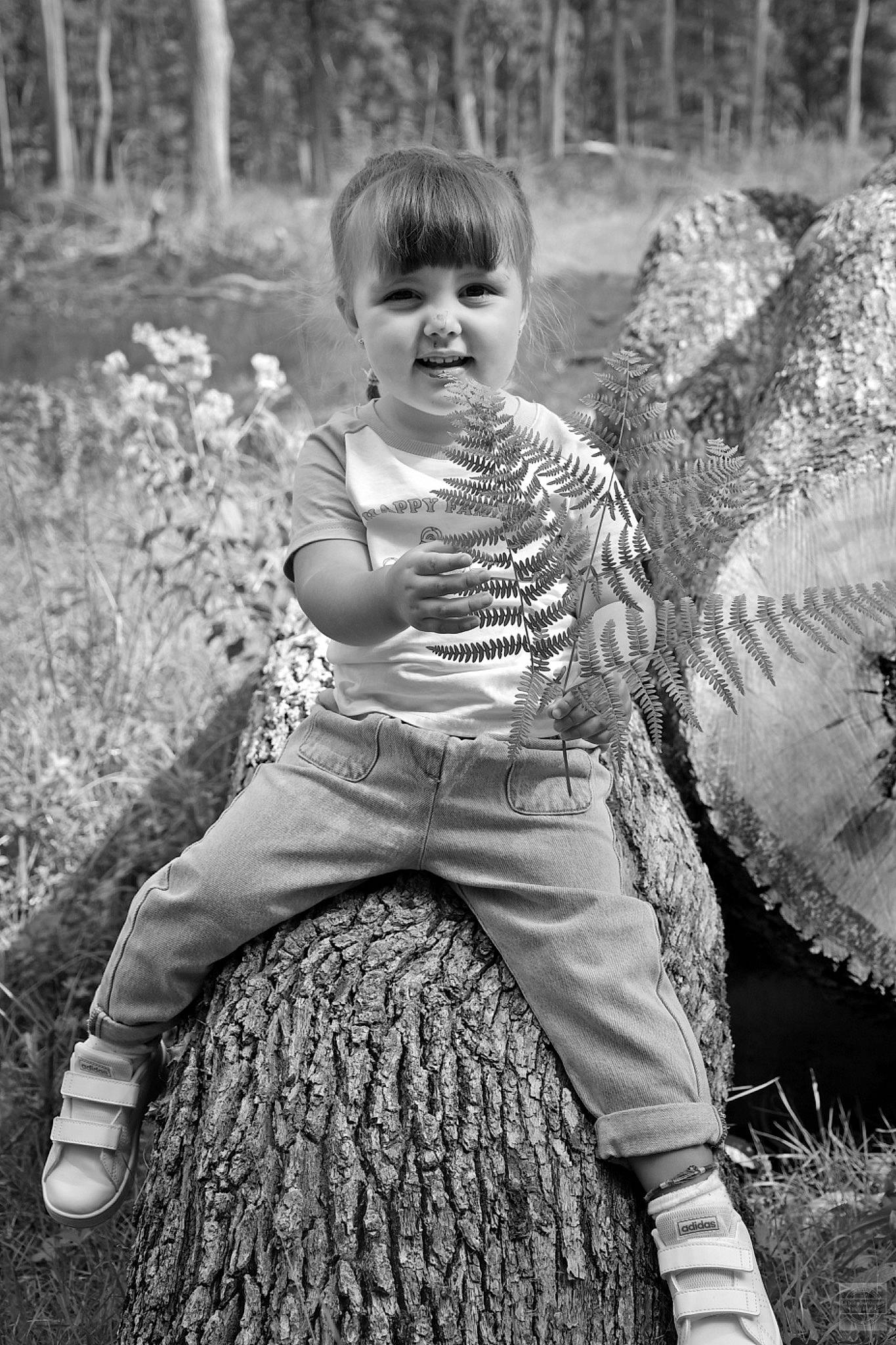 Lonny a rejoint le concours — aidez-le/la à gagner de superbes lots ! black, black_and_white, child, fun, grass, hairstyle, happy, leaf, monochrome, monochrome_photography, nature, people_in_nature, person, plant, sitting, standing, style, toddler, tree, white