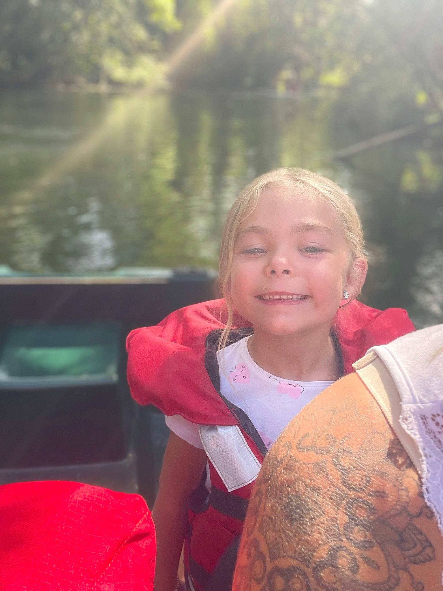 Lilina participe au concours pour gagner de l'argent avec cette photo : abdomen, chest, elbow, flash_photography, grass, happy, human_leg, jewellery, joy, lake, landscape, leisure, pattern, people_in_nature, person, recreation, shoulder, sitting, tattoo, temporary_tattoo