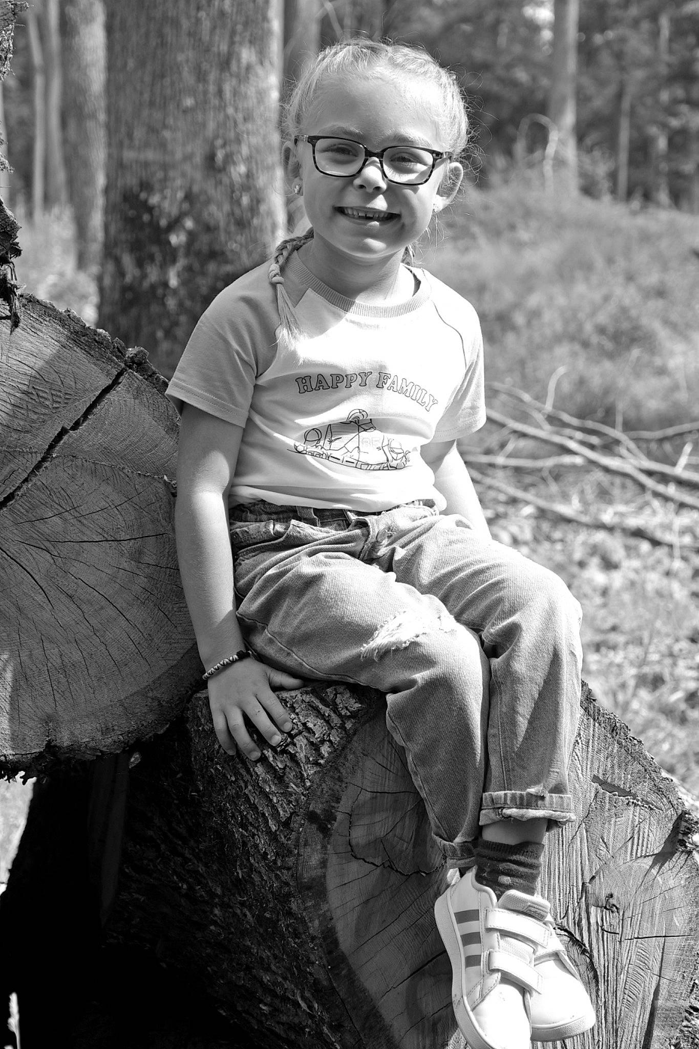Lilina a rejoint le concours — aidez-le/la à gagner de superbes lots ! black, black_and_white, cool, eyewear, face, flash_photography, fun, grass, happy, human, joy, monochrome, people_in_nature, person, plant, smile, standing, style, toddler, tree