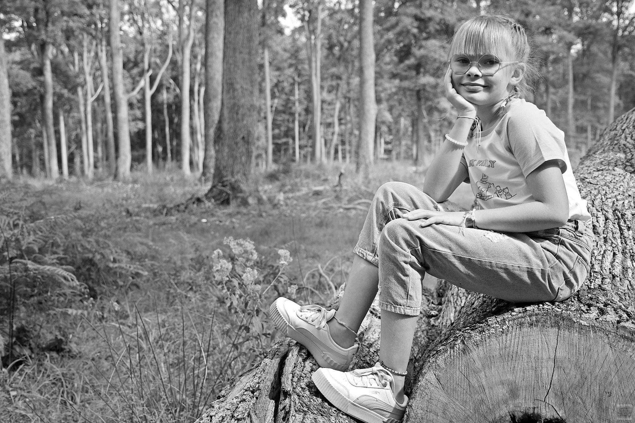 Louna participe au concours pour gagner de l'argent avec cette photo : black_and_white, forest, fun, goggles, grass, happy, joy, landscape, monochrome, monochrome_photography, people_in_nature, person, plant, recreation, shorts, smile, style, sunglasses, tree, trunk