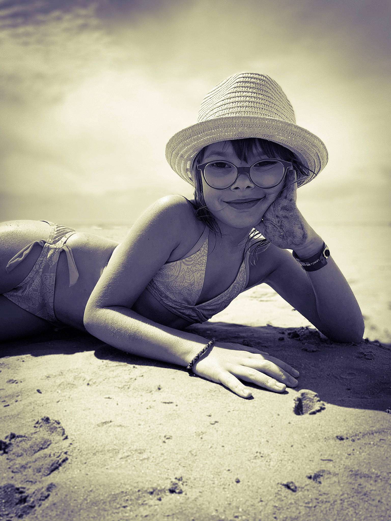 Louna participe au concours pour gagner de l'argent avec cette photo : black_and_white, cloud, cool, eyewear, facial_expression, flash_photography, goggles, hairstyle, happy, hat, joy, lip, people_in_nature, person, shoulder, smile, style, sun_hat, sunglasses, sunlight