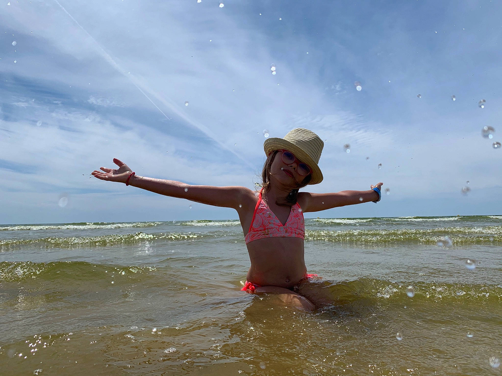 Louna participe au concours pour gagner de l'argent avec cette photo : beach, cloud, fashion_accessory, flash_photography, fun, happy, hat, headgear, headwear, landscape, leisure, people_in_nature, people_on_beach, person, sky, summer, sun_hat, swimwear, toddler, travel