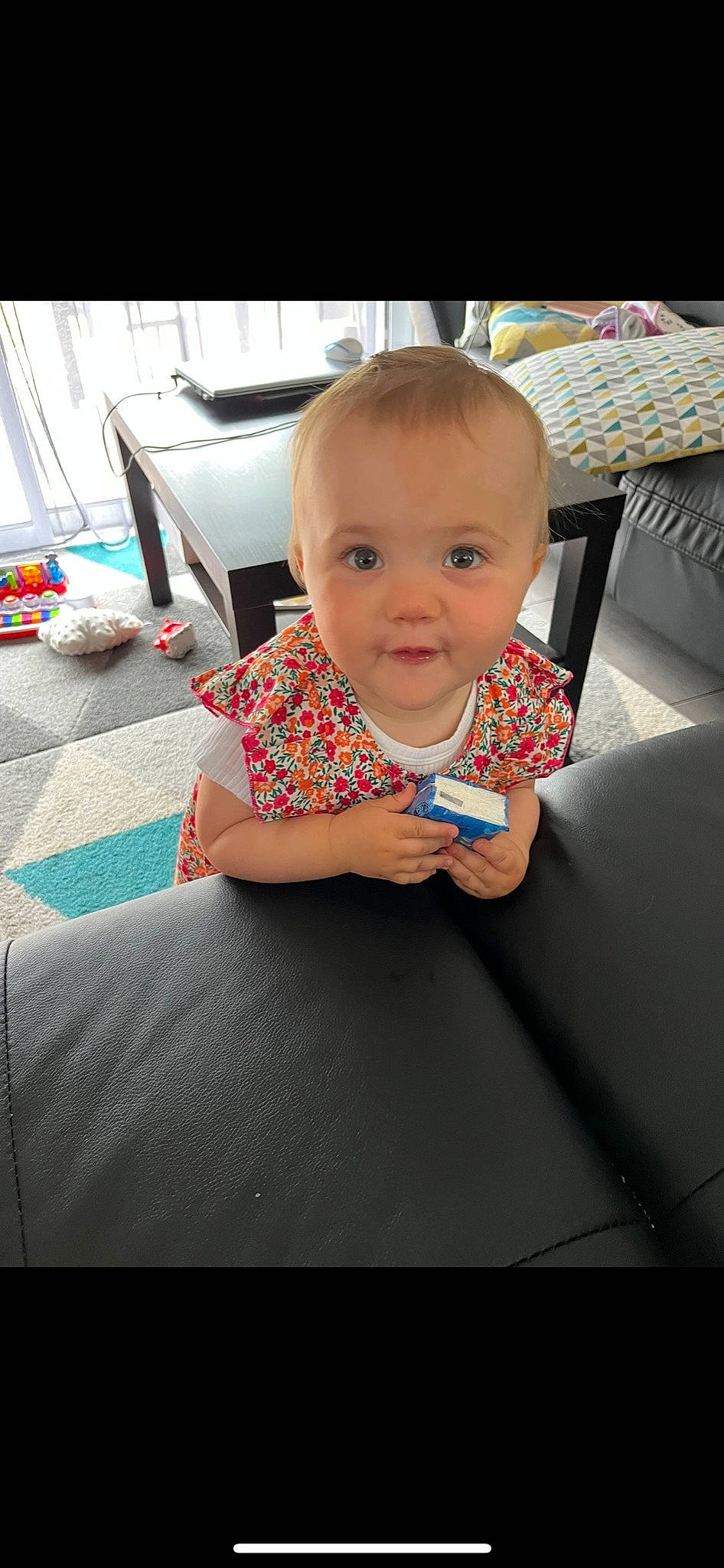 Lyna a rejoint le concours — aidez-le/la à gagner de superbes lots ! baby, baby_products, baby_toddler_clothing, chair, cheek, child, comfort, flooring, fun, happy, iris, leisure, pattern, person, room, sitting, smile, t_shirt, table, toddler