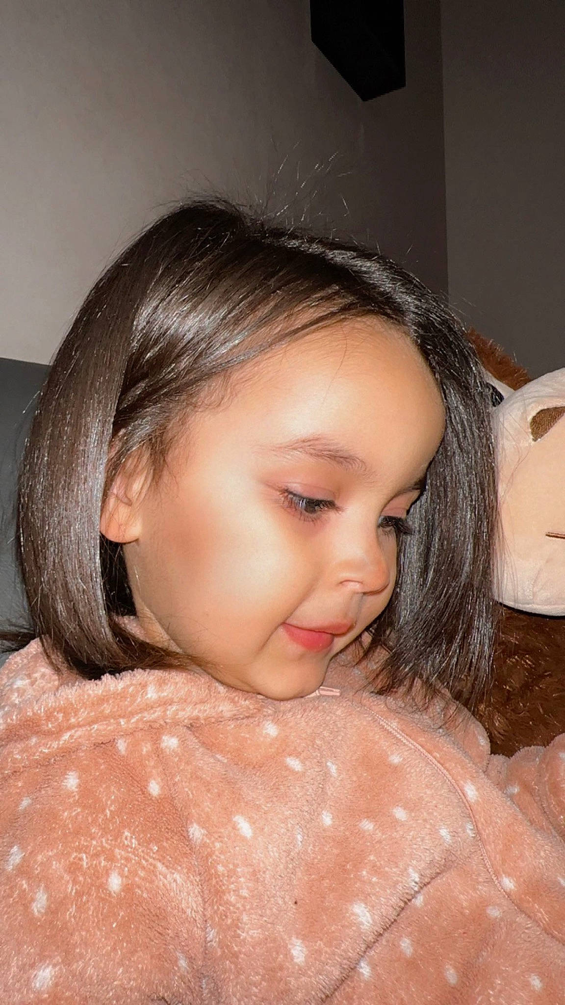 Suzanna participe au concours pour gagner de l'argent avec cette photo : bangs, black_hair, cheek, ear, eyebrow, eyelash, flash_photography, forehead, head, iris, jaw, layered_hair, lip, long_hair, mouth, neck, nose, person, shoulder, skin