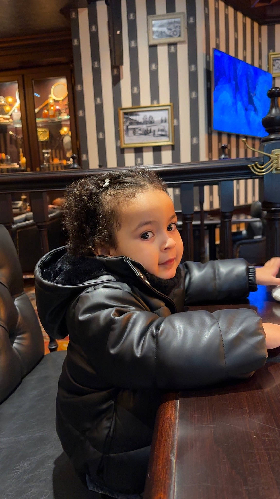 Suzanna participe au concours pour gagner de l'argent avec cette photo : child, city, comfort, couch, flag, flooring, fun, fur, fur_clothing, jacket, leather, leisure, luxury_vehicle, person, recreation, room, sitting, street, toddler, travel