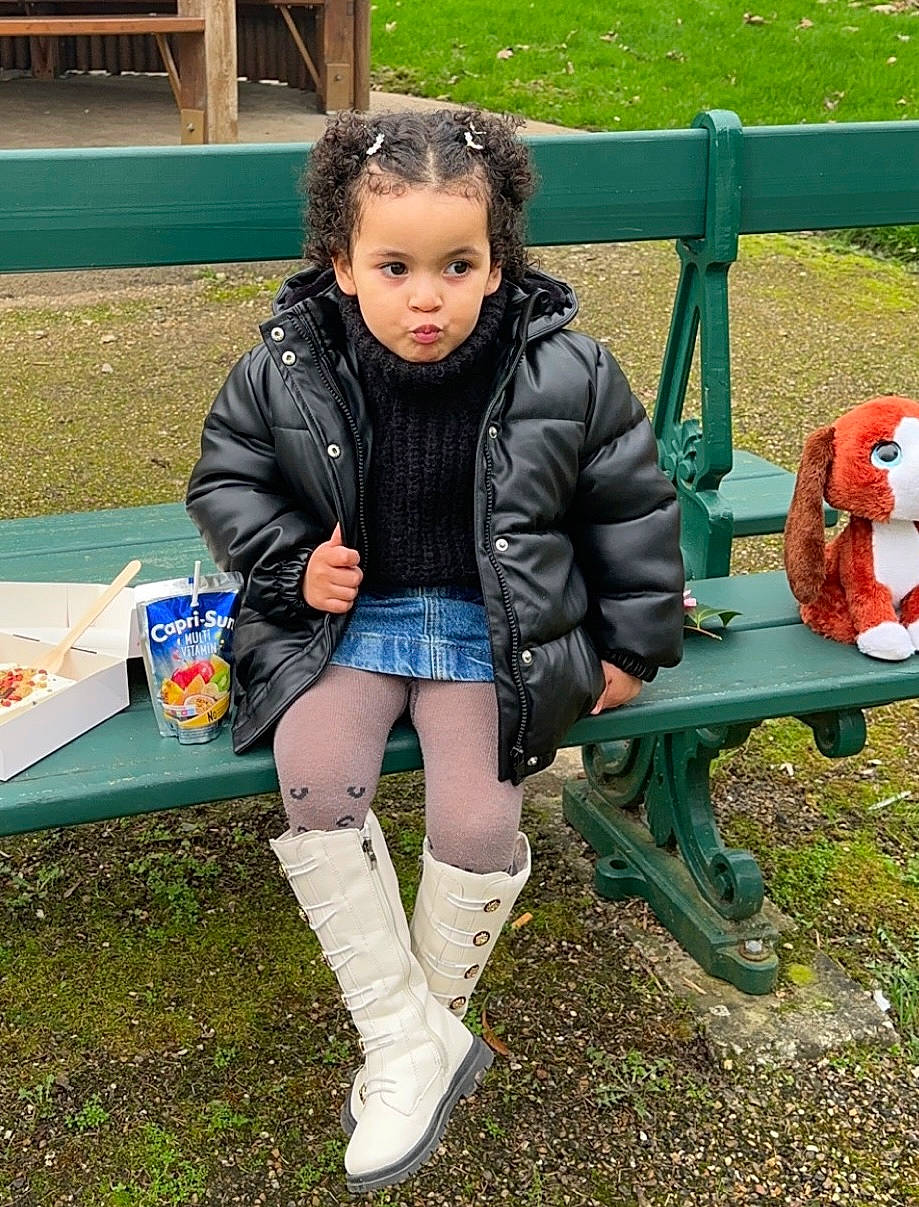 Suzanna participe au concours pour gagner de l'argent avec cette photo : bench, brown_hair, child, denim, electric_blue, fun, grass, hair, human_leg, jacket, knee, leisure, pattern, person, recreation, shoe, sitting, sneakers, sock, textile