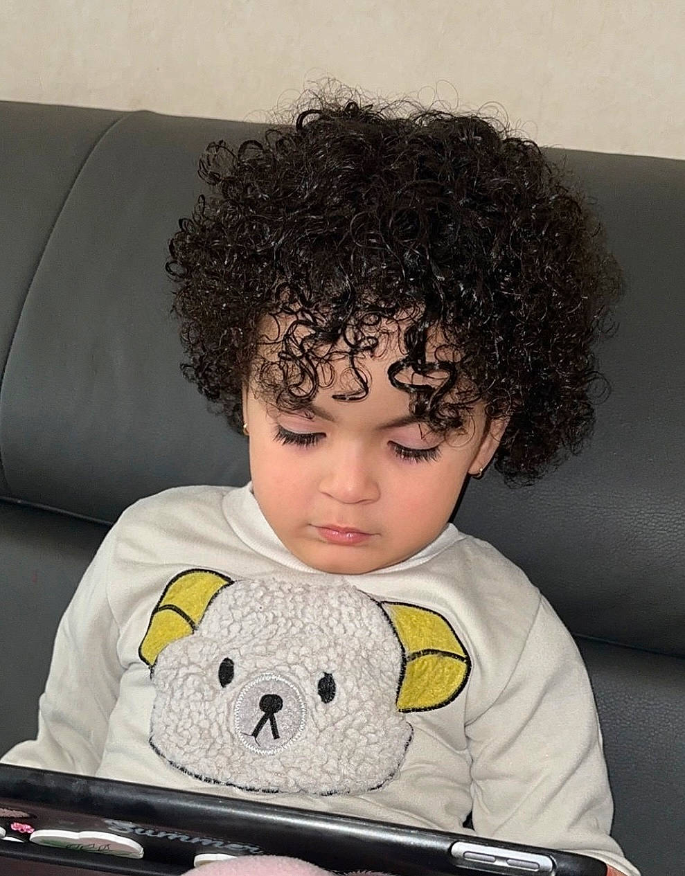 Suzanna participe au concours pour gagner de l'argent avec cette photo : afro, audio_equipment, cheek, child, comfort_food, eyelash, facial_expression, fashion_design, fun, hair, hairstyle, happy, human_body, jheri_curl, nose, organ, person, ringlet, t_shirt, toddler