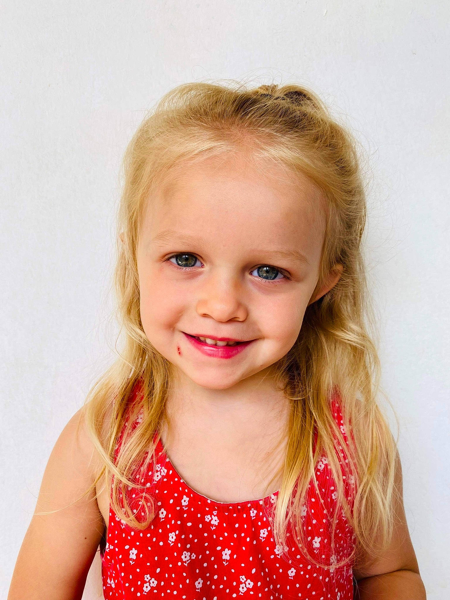 Inaya participe au concours pour gagner de l'argent avec cette photo : active_tank, baby_toddler_clothing, blond, brown_hair, cheek, child, day_dress, dress, event, eyelash, face, flash_photography, hair, happy, iris, joy, lip, one_piece_garment, pattern, person