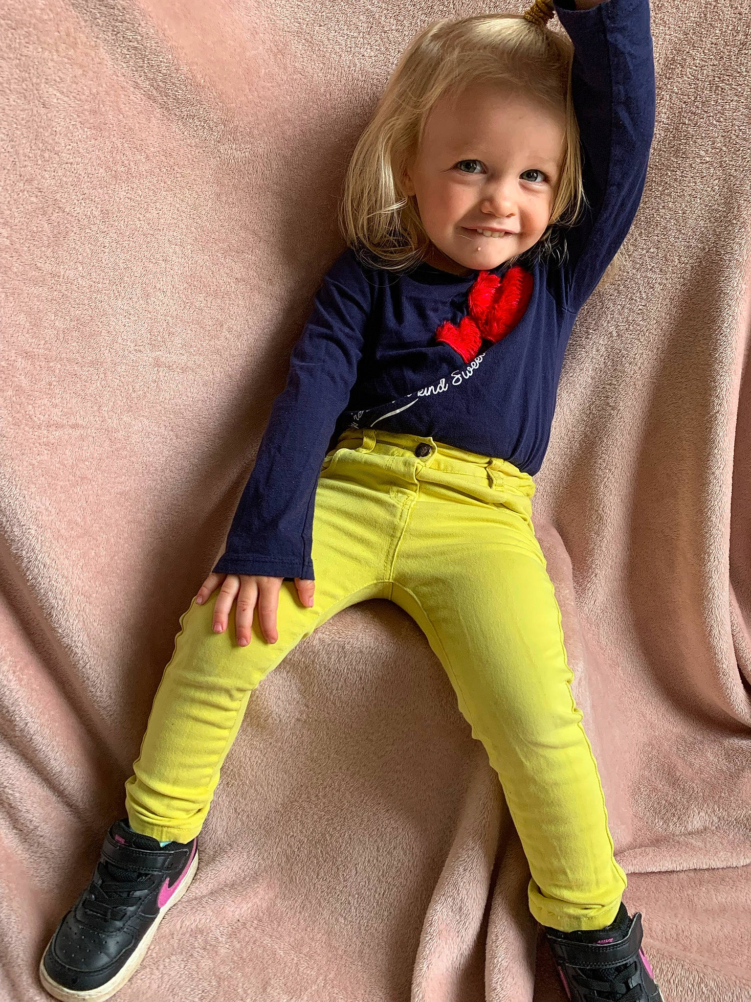 Inaya participe au concours pour gagner de l'argent avec cette photo : baby_toddler_clothing, comfort, eye, face, hairstyle, happy, head, human_body, joy, knee, leg, neck, orange, person, shoe, sleeve, smile, sportswear, t_shirt, textile