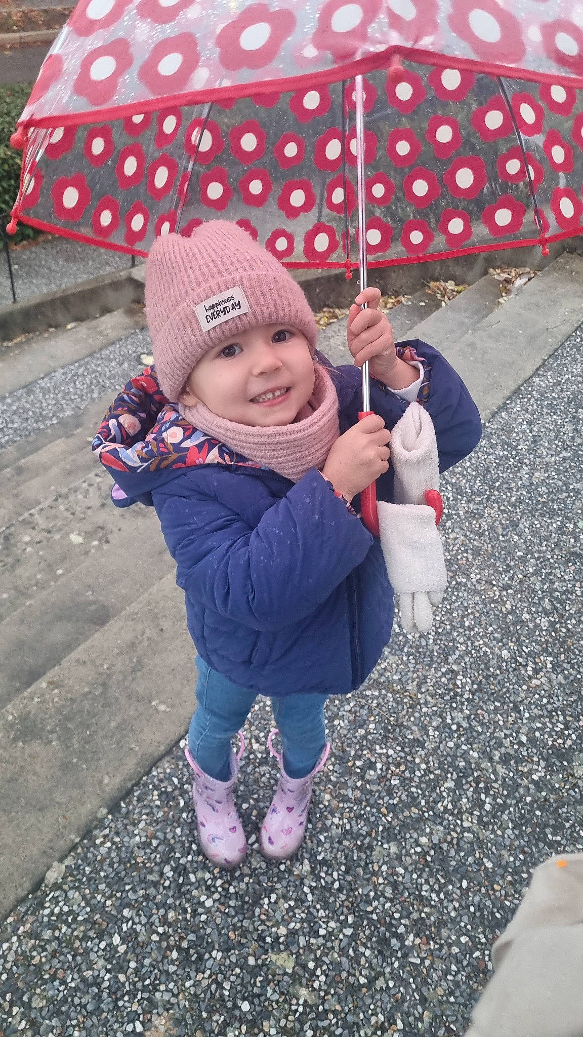 Anna participe au concours pour gagner de l'argent avec cette photo : cap, electric_blue, fun, gesture, grass, happy, headwear, joy, leaf, leisure, magenta, pattern, person, photograph, pink, plant, red, road_surface, sleeve, smile