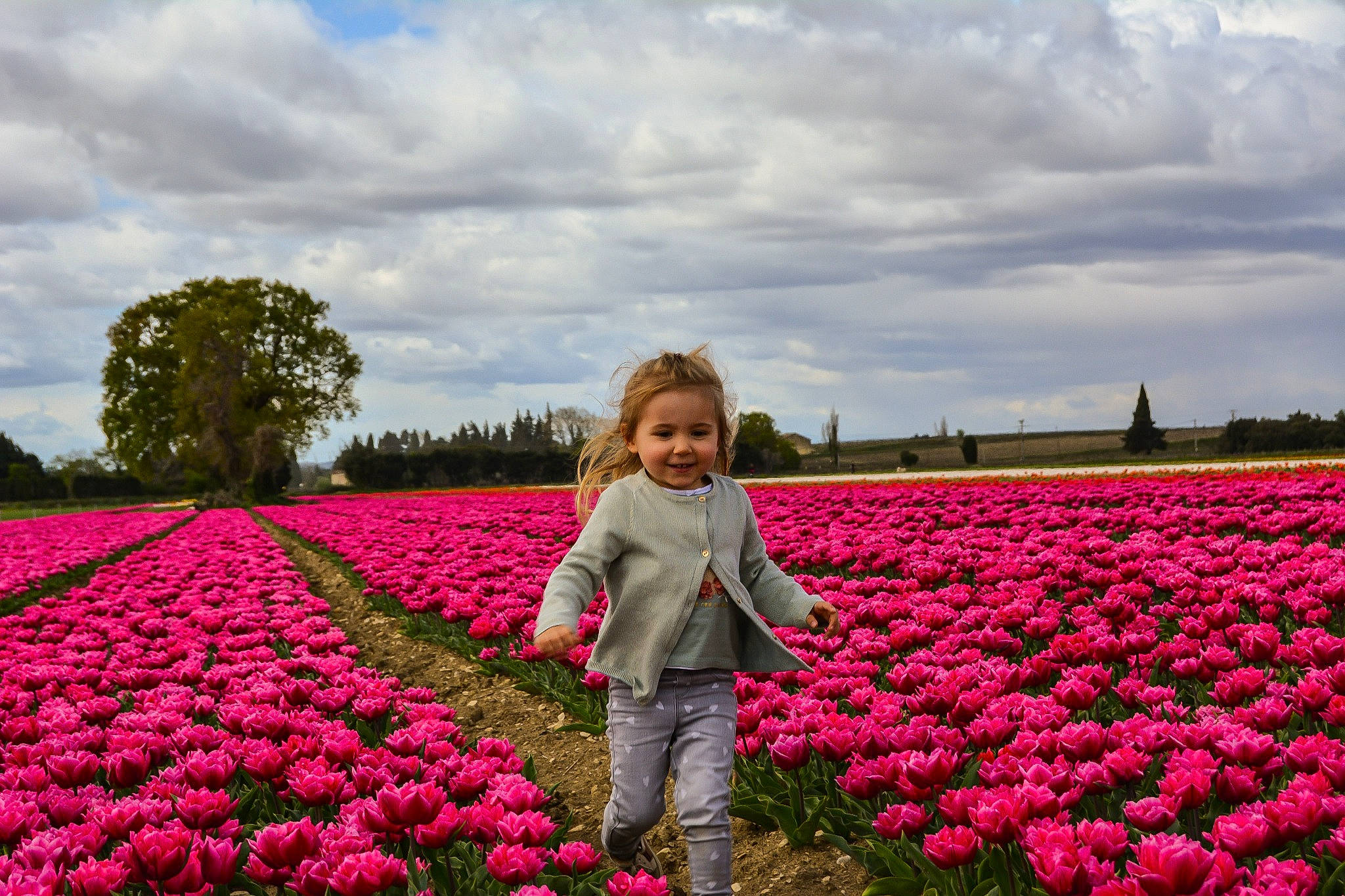 Anna participe au concours pour gagner de l'argent avec cette photo : annual_plant, botany, cloud, flower, flowering_plant, grass, groundcover, happy, joy, magenta, meadow, natural_environment, natural_landscape, people_in_nature, person, petal, pink, plant, sky, smile