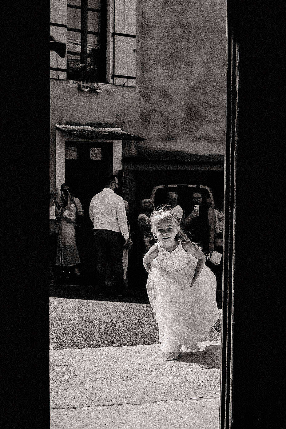 Anna a rejoint le concours — aidez-le/la à gagner de superbes lots ! black_and_white, building, door, dress, eyewear, formal_wear, gesture, house, joy, monochrome, monochrome_photography, pedestrian, person, road, room, stock_photography, street, style, suit, tints_and_shades