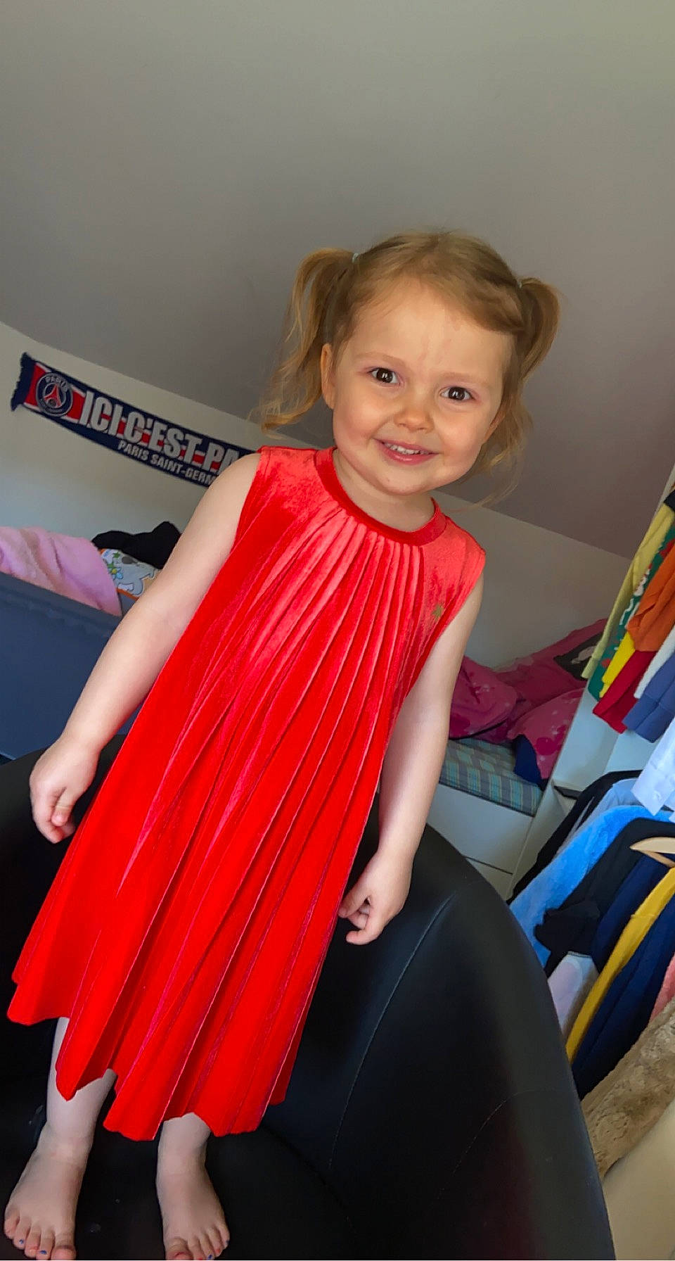 Jade a rejoint le concours — aidez-le/la à gagner de superbes lots ! abdomen, comfort, electric_blue, fashion, fashion_design, fun, hairstyle, happy, human_leg, joint, joy, leg, long_hair, neck, person, shoulder, sleeve, smile, standing, thigh