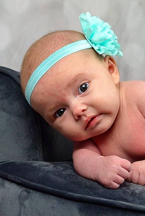 Jade participe au concours pour gagner de l'argent avec cette photo : baby, baby_products, baby_toddler_clothing, child, fashion_accessory, hair_accessory, head, headband, headgear, headpiece, person, toddler, turquoise