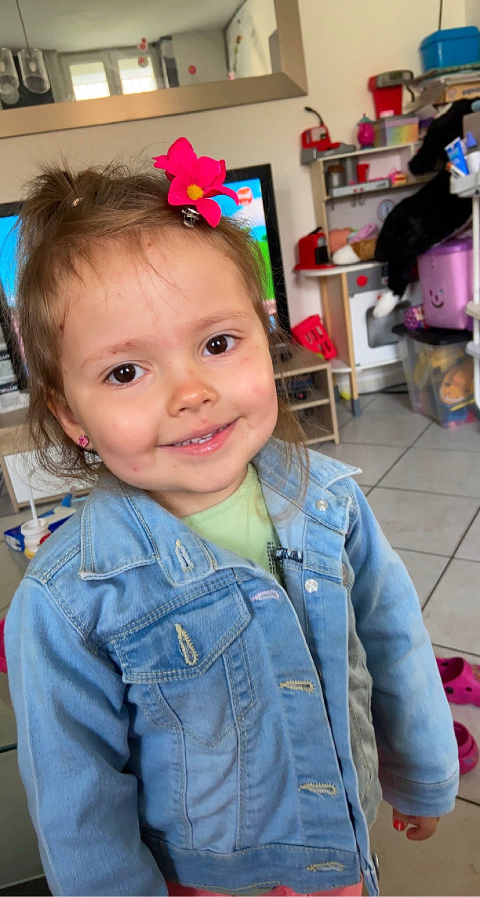 Jade participe au concours pour gagner de l'argent avec cette photo : baby, baby_toddler_clothing, button, chair, cheek, child, chin, denim, electric_blue, event, eye, eyelash, fashion_accessory, fun, happy, iris, joy, person, skin, sleeve