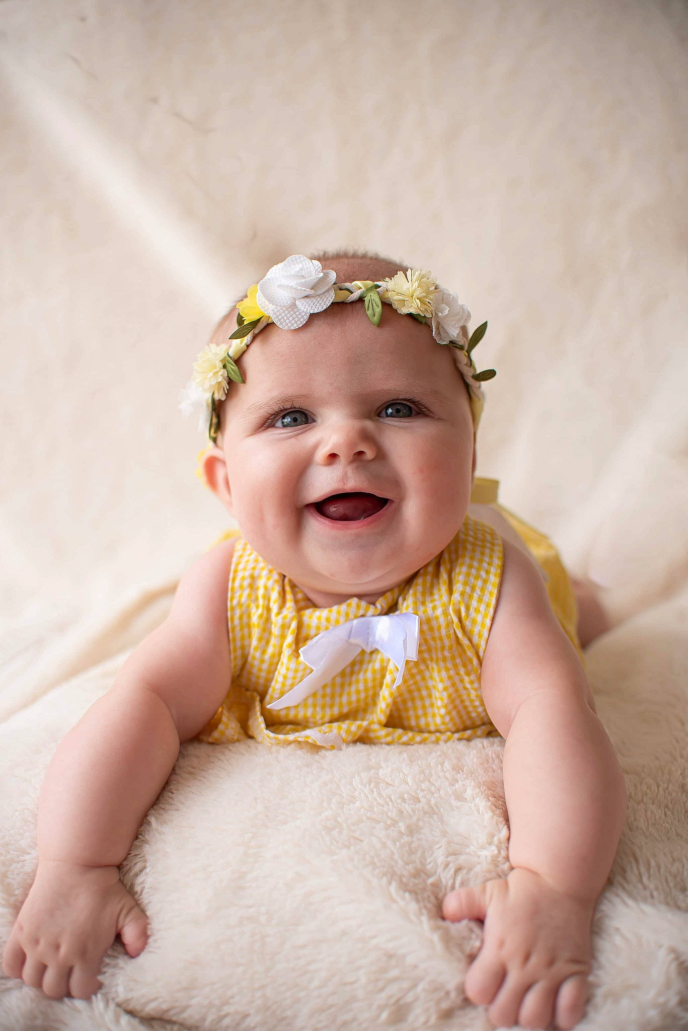 Abby a rejoint le concours — aidez-le/la à gagner de superbes lots ! baby, baby_toddler_clothing, bridal_accessory, dress, embellishment, eye, finger, flash_photography, happy, headband, headgear, headpiece, headwear, iris, jewellery, joy, necklace, person, pink, skin