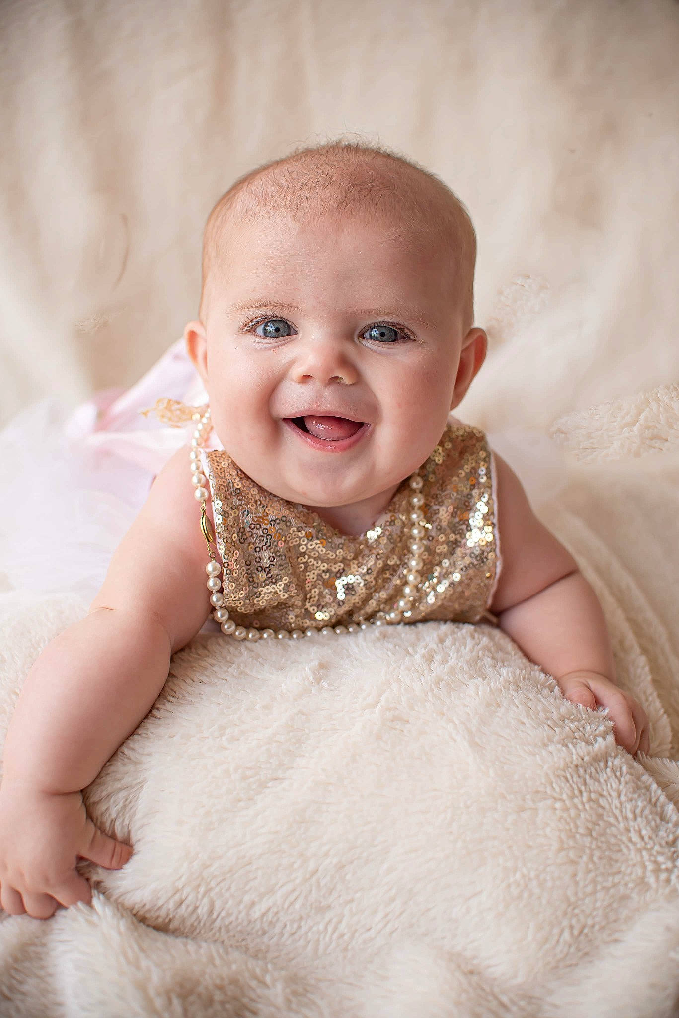 Abby a rejoint le concours — aidez-le/la à gagner de superbes lots ! baby, baby_toddler_clothing, blond, cheek, child, collar, dress, eye, eyebrow, flash_photography, flooring, happy, iris, joy, linens, pattern, person, sitting, skin, sleeve