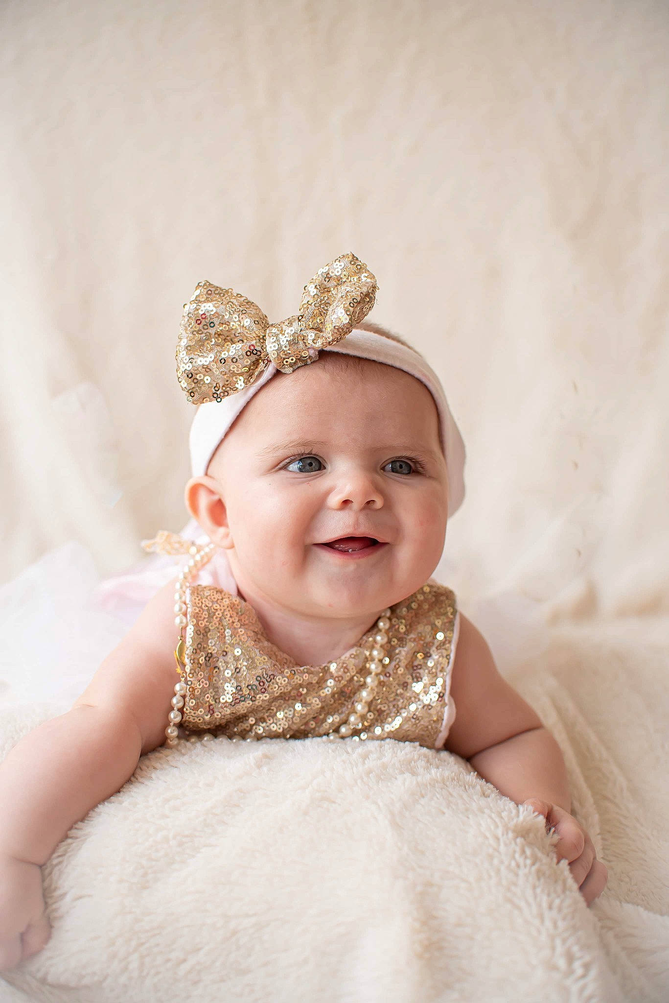 Abby a rejoint le concours — aidez-le/la à gagner de superbes lots ! baby, baby_toddler_clothing, bridal_accessory, costume_hat, dress, embellishment, event, eyelash, flash_photography, happy, headband, headpiece, headwear, iris, jewellery, joy, necklace, peach, person, smile