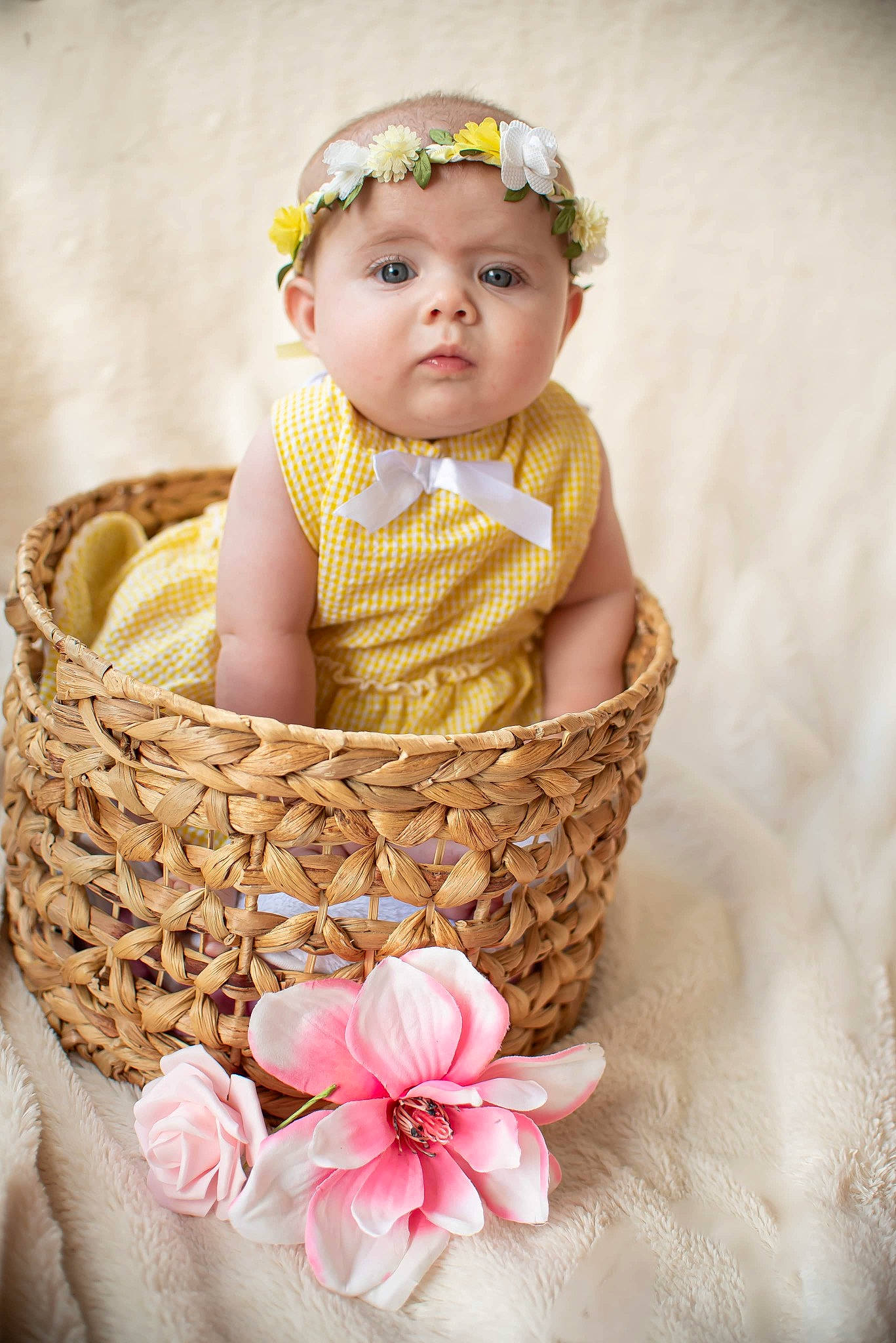 Abby a rejoint le concours — aidez-le/la à gagner de superbes lots ! baby, baby_toddler_clothing, basket, child, costume_hat, event, fashion_accessory, hair_accessory, happy, headband, headpiece, headwear, jewellery, pattern, person, picnic_basket, pink, sitting, storage_basket, toddler