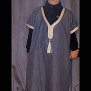 Amir a rejoint le concours — aidez-le/la à gagner de superbes lots ! boy, child, clothing, curtain_backdrop, ears, floor, full_body, happy, indoor, kid, person, portrait, pose, shoes, short_hair, smiling, sneakers, standing, tassel, traditional_clothing