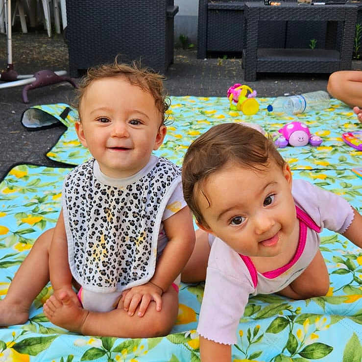 Aylin-Ayla a rejoint le concours — aidez-le/la à gagner de superbes lots ! baby, bib, blanket, child, clothing, colorful, crawling, cute, furniture, garden, happy, infant, outdoor, pavement, person, playing, portrait, smiling, toddler, toys