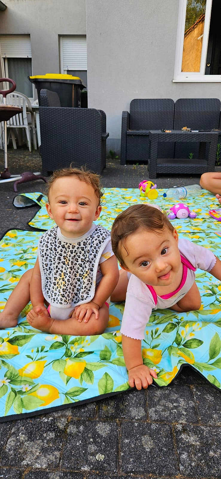 Aylin-Ayla a rejoint le concours — aidez-le/la à gagner de superbes lots ! baby, bib, blanket, child, clothing, colorful, crawling, cute, furniture, garden, happy, infant, outdoor, pavement, person, playing, portrait, smiling, toddler, toys