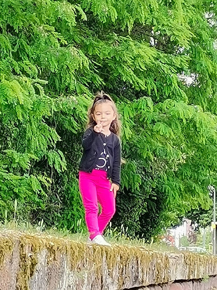 Nélia a rejoint le concours — aidez-le/la à gagner de superbes lots ! branch, grass, grass_family, happy, jacket, leaf, leisure, magenta, nature, people_in_nature, person, plant, shrub, smile, street_fashion, sweatpant, tree, trunk, waist, wood