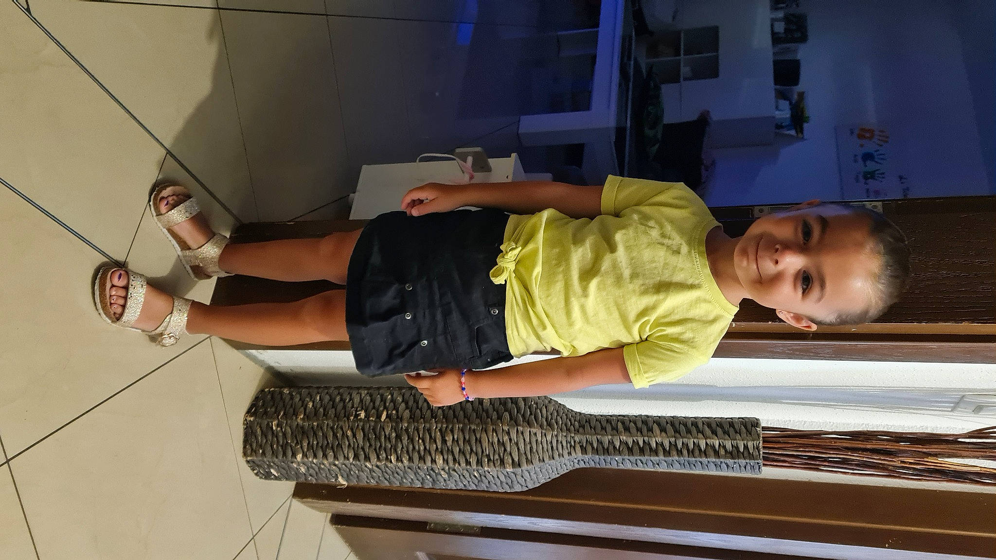 Nélia participe au concours pour gagner de l'argent avec cette photo : baby_toddler_clothing, balance, cleanliness, comfort, elbow, foot, fun, human_leg, joy, knee, person, room, shorts, shoulder, smile, sportswear, thigh, toddler, waist, walking_shoe