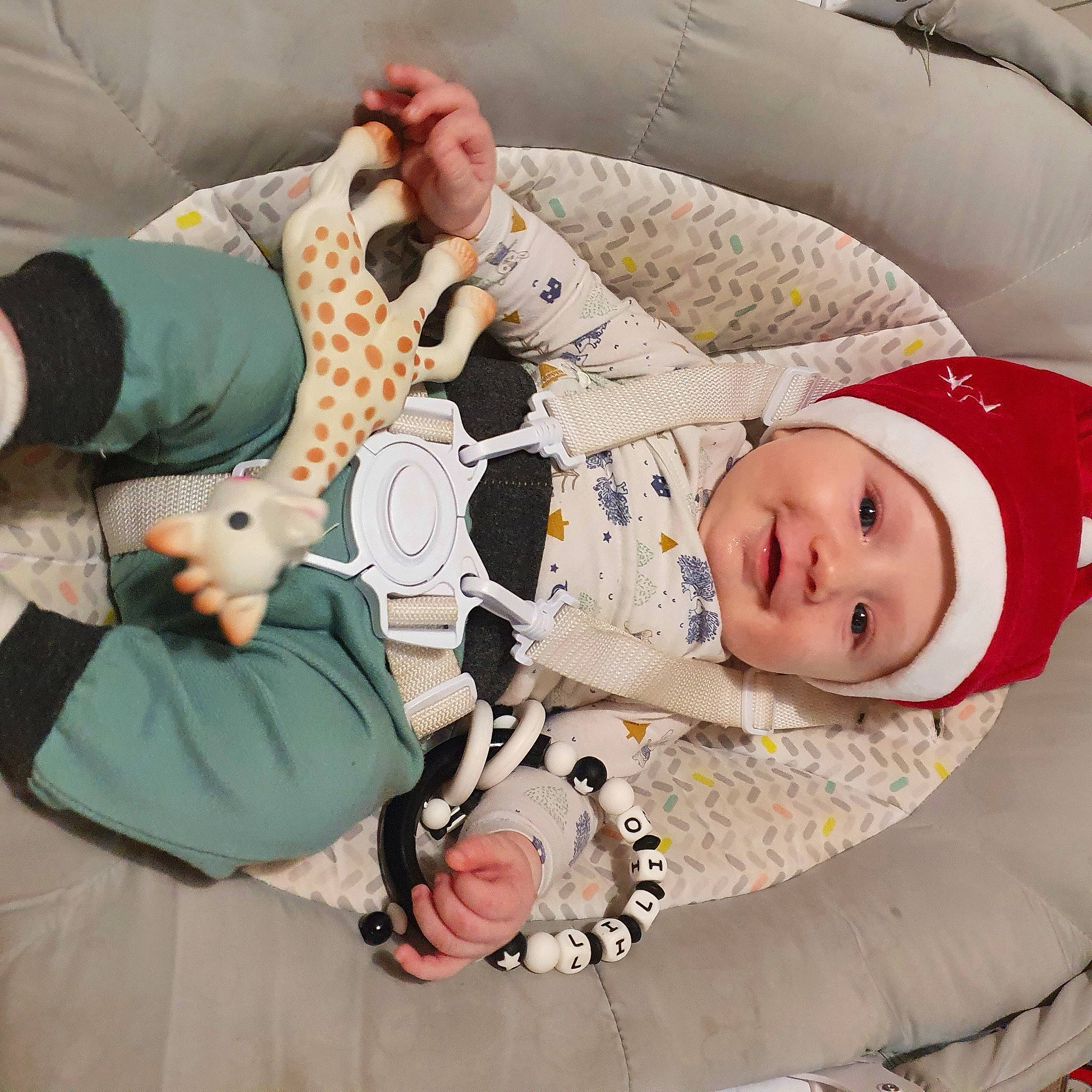 Lilio participe au concours pour gagner de l'argent avec cette photo : baby, baby_products, baby_safety, baby_sleeping, baby_toddler_clothing, baby_toys, bedtime, carmine, child, comfort, hat, headwear, lap, linens, person, product, room, sitting, skin, sleeve