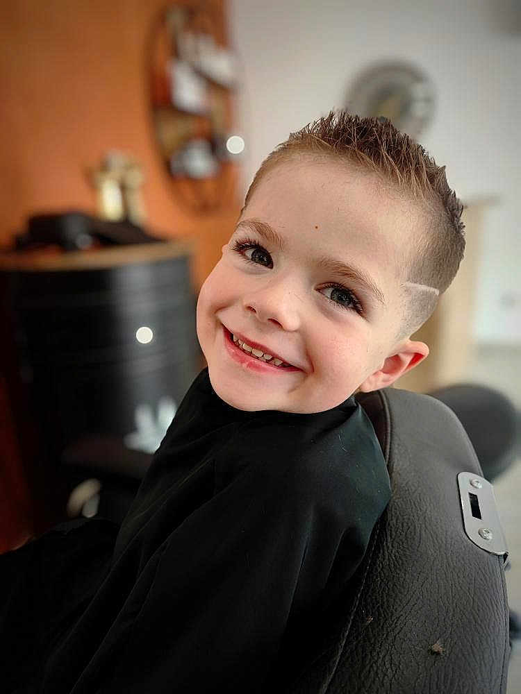 Malonn participe au concours pour gagner de l'argent avec cette photo : child, boy, smile, haircut, barber_chair, portrait, happy, short_hair, person, indoor, black_clothing, face, eyelashes, hairstyle, barbershop, cute, young, skin, head, expression