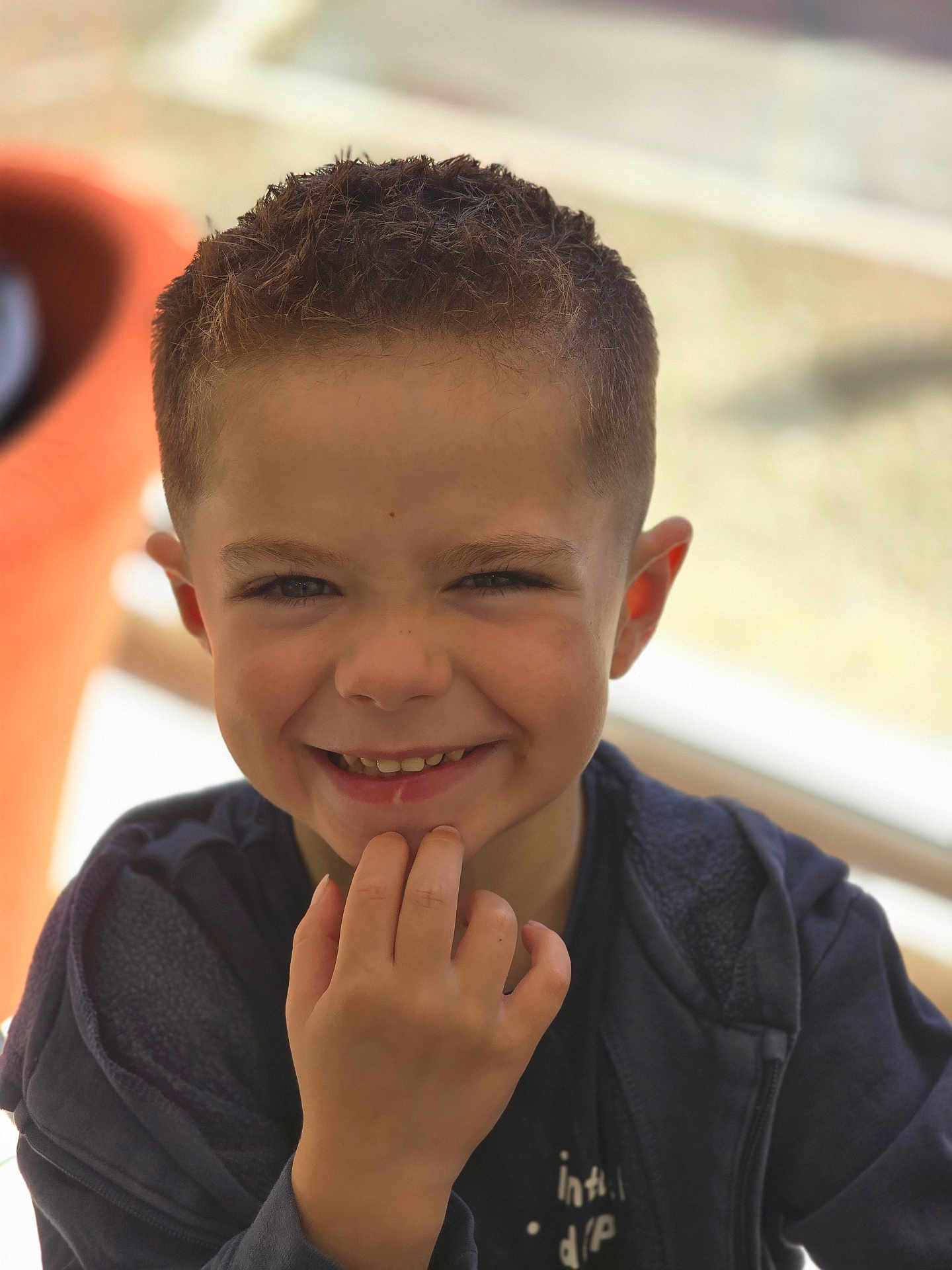 Malonn participe au concours pour gagner de l'argent avec cette photo : boy, casual_clothing, child, closeup, cute, daylight, expression, face, hand, happy, hoodie, light, outdoor, person, playful, portrait, short_hair, skin, smile, young