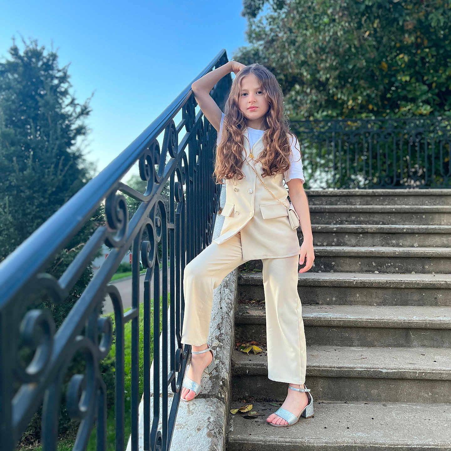 Esila a rejoint le concours — aidez-le/la à gagner de superbes lots ! clothing, coat, face, female, footwear, formalwear, girl, hair, handrail, happy, head, highheel, jeans, pants, person, sitting, sleeve, smile, standing, teen