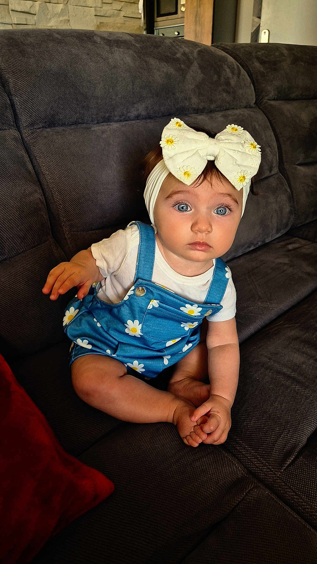 Siyanah participe au concours pour gagner de l'argent avec cette photo : baby, child, blue_eyes, headband, bow, daisy_pattern, romper, sitting, couch, indoor, curious, cute, infant, clothing, furniture, portrait, person, skin, happy, childhood