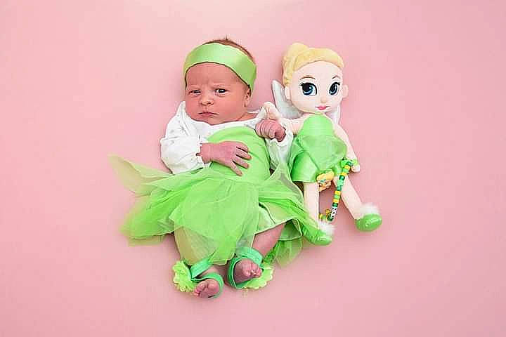 Ana participe au concours pour gagner de l'argent avec cette photo : animation, art, baby_toys, child, doll, event, fictional_character, figurine, fun, gesture, happy, head, headwear, people_in_nature, person, pink, plush, sharing, stuffed_toy, thumb