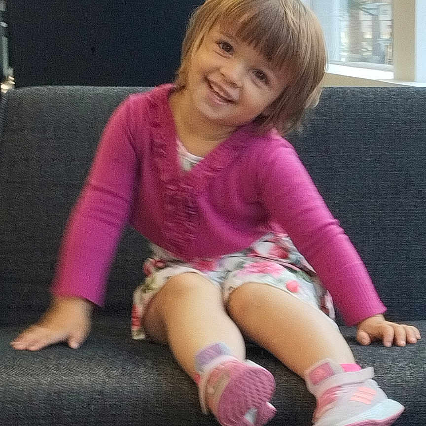 Kalyneka participe au concours pour gagner de l'argent avec cette photo : casual, child, comic, couch, floral_skirt, girl, haircut, hairdresser, happy, indoor, magazines, mirror, person, pink_sweater, salon, shoes, sitting, smiling, table, window