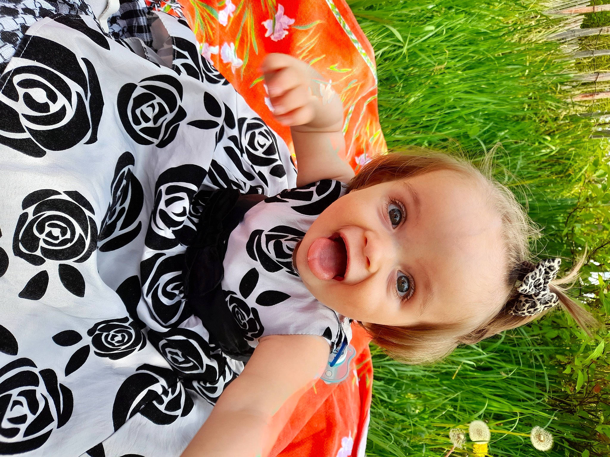 Kalyneka a rejoint le concours — aidez-le/la à gagner de superbes lots ! art, baby, baby_toddler_clothing, child, eye, fun, grass, happy, leisure, mammal, pattern, people_in_nature, person, plant, recreation, smile, t_shirt, toddler, tree, vertebrate